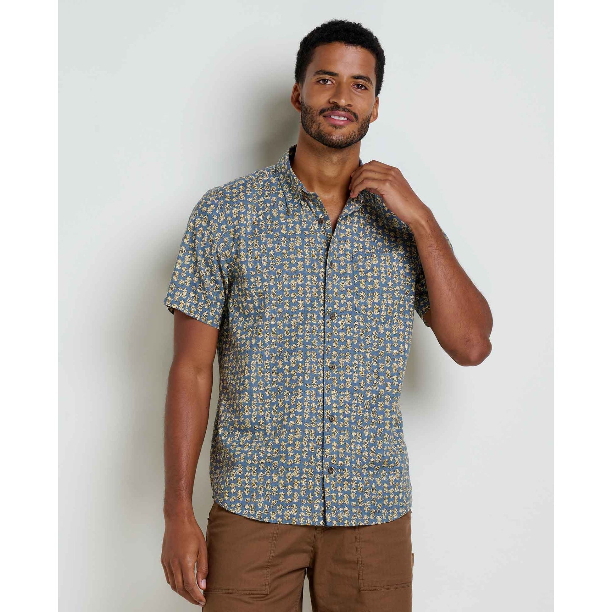 msg:Adom is 6'2" and is wearing a size medium.